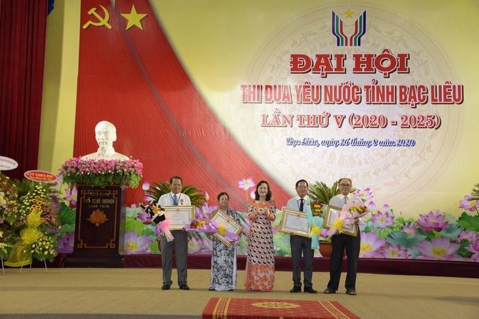  Phó Bí thư Thường trực Tỉnh ủy, Chủ tịch HĐND tỉnh Bạc Liêu Lê Thị Ái Nam trao Huân chương lao động hạng nhì cho các cá nhân.