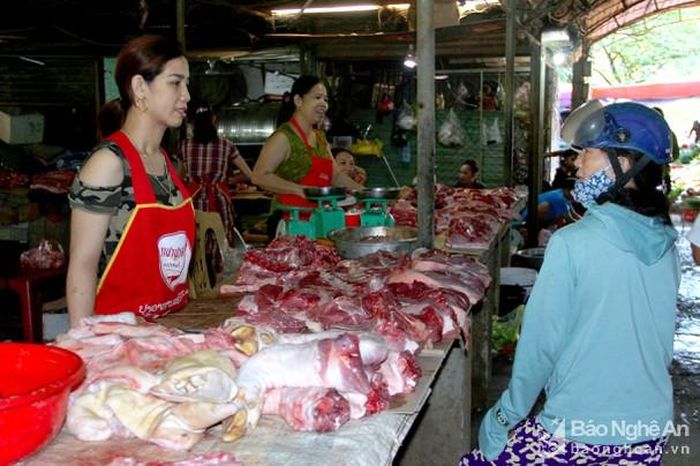 Do lợn đen địa phương không có bán, nên thương lái chợ Mường Xén, huyện Kỳ Sơn chủ yếu đưa lợn dưới xuôi lên để cung cấp thực phẩm cho người dân. Ảnh: Quang An
