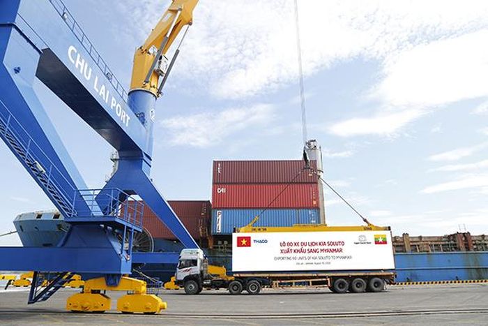 Container xe KiaSoluto được đưa lên tàu xuất khẩu sang Myanmar.