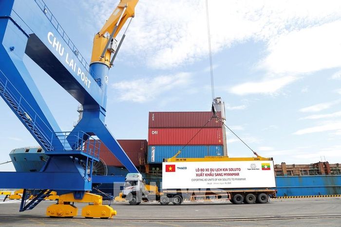 Container xe Kia Soluto được đưa lên tàu chuẩn bị xuất khẩu sang Myanmar. Ảnh: BNEWS/TTXVN phát
