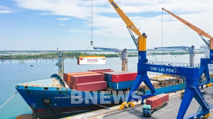 Container xe Kia Soluto được đưa lên tàu chuẩn bị xuất khẩu sang Myanmar. Ảnh: BNEWS/TTXVN phát 