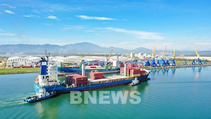 Tàu Zim cập cảng Chu Lai nhận hàng xe Kia Soluto xuất khẩu sang Myanmar. Ảnh: BNEWS/TTXVN phát