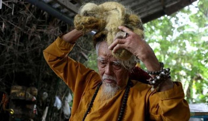 Cụ Nguyễn Văn Chiến "khoe" mái tóc dài.