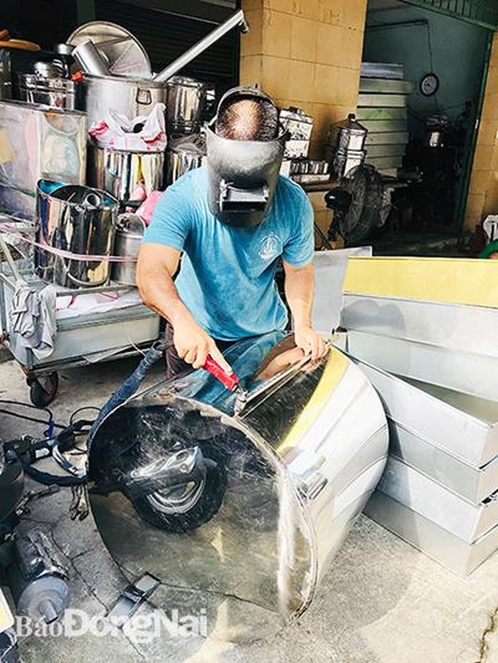 Anh Hoàng Long (ngụ P.Hố Nai, TP.Biên Hòa) gia công một nồi nấu phở do khách hàng đặt. Ảnh: P.Liễu
