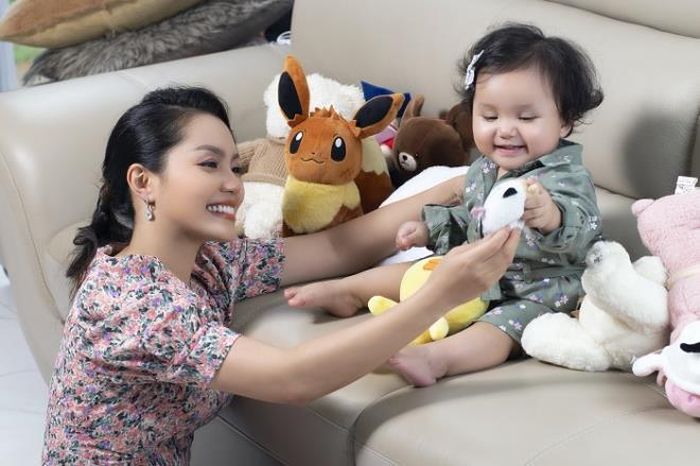 Nguyễn Ngọc Anh vui đùa cùng con gái nhỏ ở nhà.