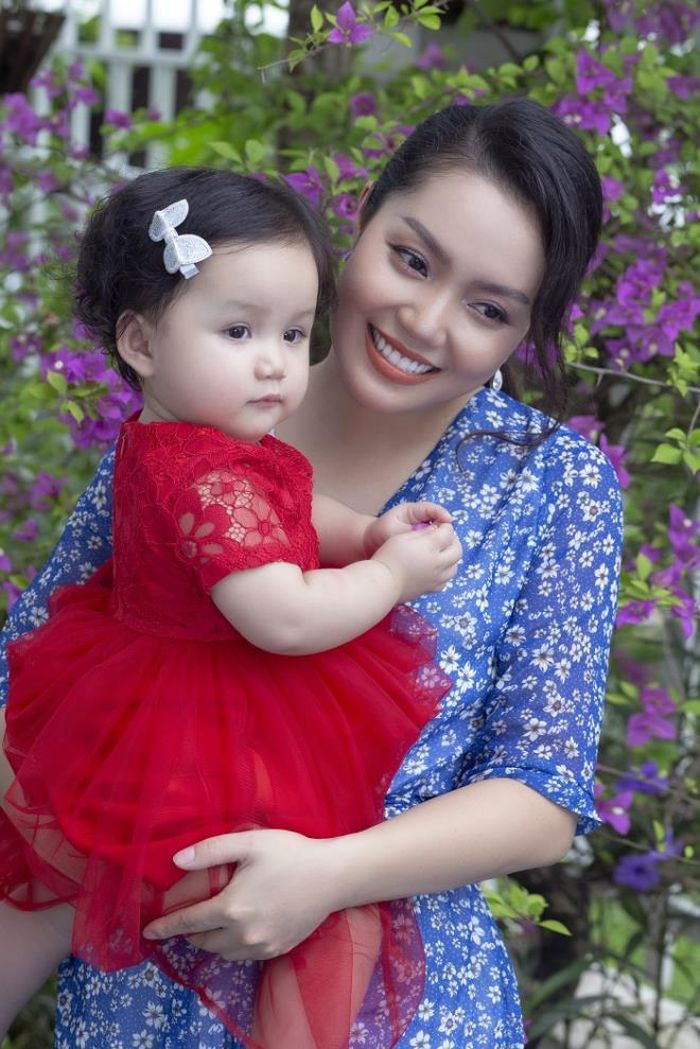 Nguyễn Ngọc Anh vừa để con gái tham gia MV “Như mẹ vẫn ru” của cô. Ca khúc “Như mẹ vẫn ru” được nhạc sĩ Đỗ Sơn Thạch viết riêng cho giọng hát của Nguyễn Ngọc Anh (phần lời của Hà Quang Minh), nói về tình mẫu tử thiêng liêng, tình cảm vô bờ bến của người mẹ dành cho đứa con mình. Ngọc Anh cho biết, cô sở hữu ca khúc này khá lâu, nhưng đây là thời điểm chín muồi để phát hành nó, thời điểm cô cảm thấy viên mãn với vai trò người mẹ với 2 con gái tuyệt vời và là người phụ nữ được sống trọn vẹn với hạnh phúc riêng