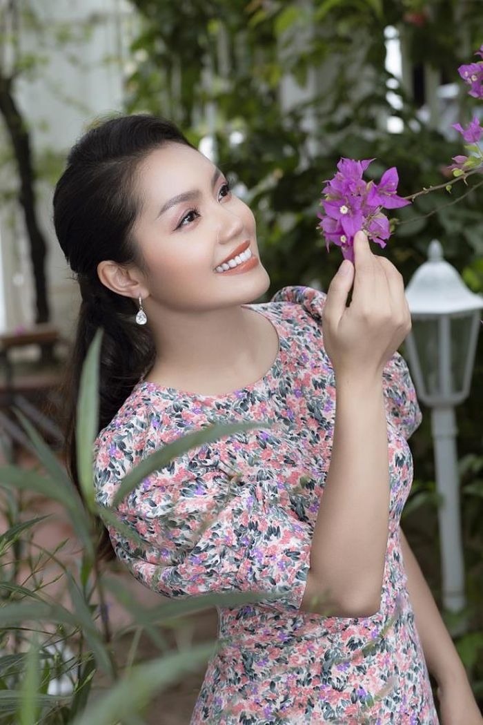 Trọn vẹn trong hạnh phúc riêng, ca sĩ Ngọc Anh ngày càng xinh đẹp, rạng rỡ.