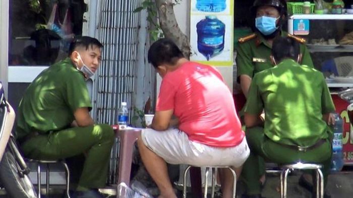 Cảnh sát lấy lời khai các nhân chứng (Ảnh: Zing)