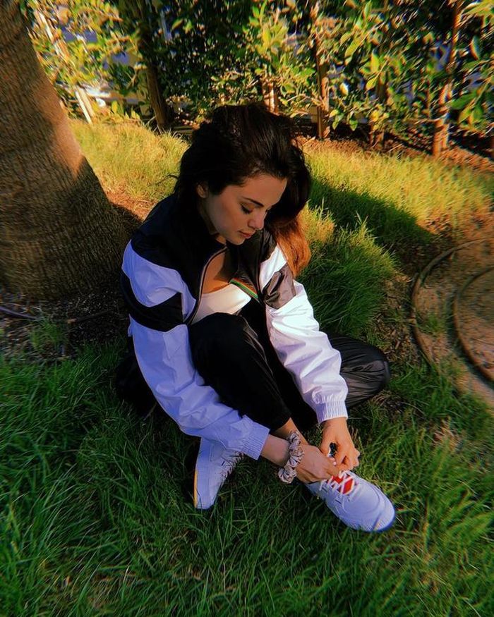 Sau khi giảm cân lấy lại vóc dáng, Selena Gomez cũng chăm quay show, xuất hiện trong các chương trình giải trí hơn. Trên trang cá nhân, cô thường chia sẻ khoảnh khắc nghỉ ngơi thoải mái tại biệt thự riêng hoặc công viên. Phía dưới bài đăng, người hâm mộ thường bày tỏ sự vui mừng với lối sống vui vẻ, tích cực hiện nay của nữ ca sĩ. 