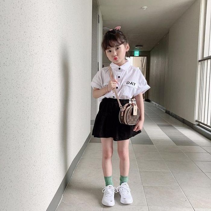  Tuy nhiên, cô bé từng gây tranh cãi trên mạng xã hội Hàn Quốc về vấn đề ăn mặc trưởng thành hơn tuổi. Dù vậy, Gahee không từ bỏ niềm đam mê với quần áo. Fashionista nhí thường tự cầm điện thoại chụp hình trước gương. Ảnh: @kimibbong1317. 