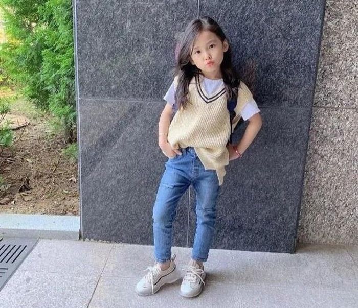  Ngoài ra, chất liệu quần áo cũng cần được chú ý. Bạn nên hướng đến những bộ đồ tạo sự thoải mái, năng động. Kiểu tóc buông tự nhiên hoặc buộc đuôi ngựa là lựa chọn nhanh chóng, giúp bạn không bị muộn giờ làm, đảm bảo ngoại hình tươi trẻ. Ảnh: Sina. 