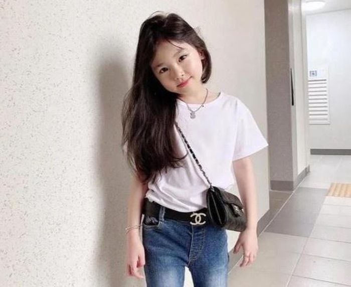  Để ăn diện như Gahee, bạn cần chú ý vài quy tắc đơn giản. Bạn không nên phối quá 3 màu trong cùng một bộ đồ. Bên cạnh đó, hội chị em cần chọn phụ kiện mảnh, thiết kế đơn giản để tôn lên nét thanh lịch. Ảnh: Sina. 