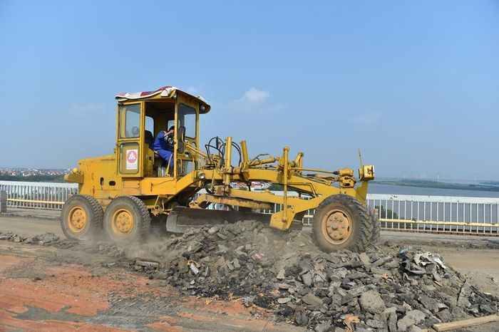Công việc bóc dỡ được thực hiện bằng máy móc hiện đại kết hợp với thủ công để tránh ảnh hướng để bề mặt thép nguyên gốc. Hiện tại, việc bóc dỡ đã gần xong.