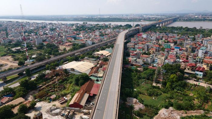 Từ ngày 8/8, để phục vụ thi công dự án, xe cộ bị cấm lưu thông ở tầng trên của cầu (dành cho xe cơ giới) để phục vụ việc thi công sửa chữa. Khi cầu Thăng Long đóng cửa, ô tô ra vào cửa ngõ Tây Bắc Hà Nội phải dồn sang cầu Nhật Tân.