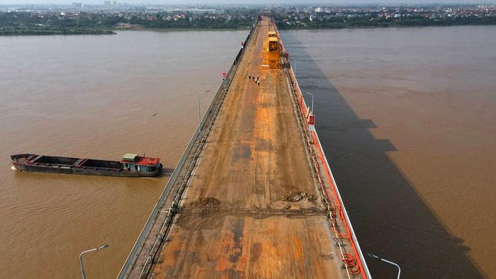 Sau lần sửa chữa vào năm 2009, đến nay mặt đường tầng 2 cầu Thăng Long đã bị hư hỏng rất nặng và đang được tiến hành đại tu.