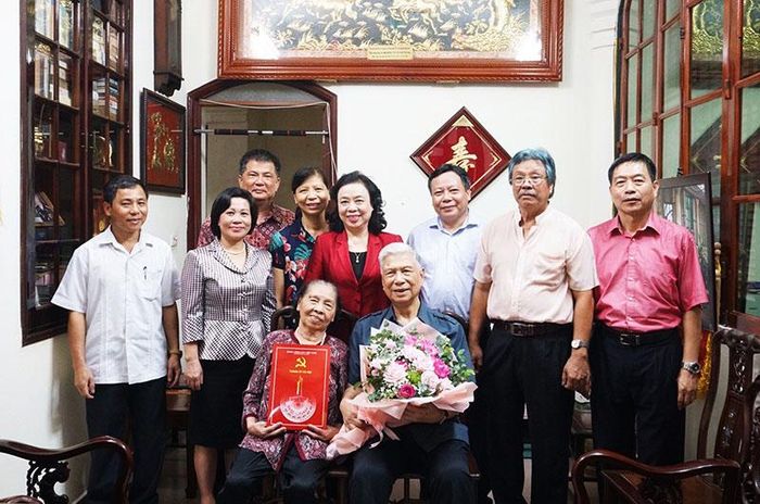  Phó Bí thư Thường trực Thành ủy Ngô Thị Thanh Hằng và các đại biểu chụp ảnh lưu niệm với Trung tướng Đặng Quân Thụy.