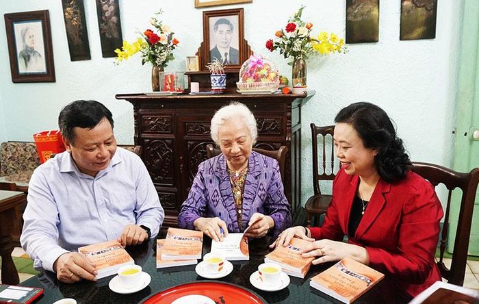  Phó Bí thư Thường trực Thành ủy Ngô Thị Thanh Hằng trò chuyện với đồng chí Phan Thị Phúc.