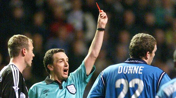 Đứng đầu danh sách các cầu thủ bị thẻ đỏ nhiều nhất trong lịch sử Premier League là Richard Dunne, Duncan Ferguson và Patrick Vieira, với 8 thẻ