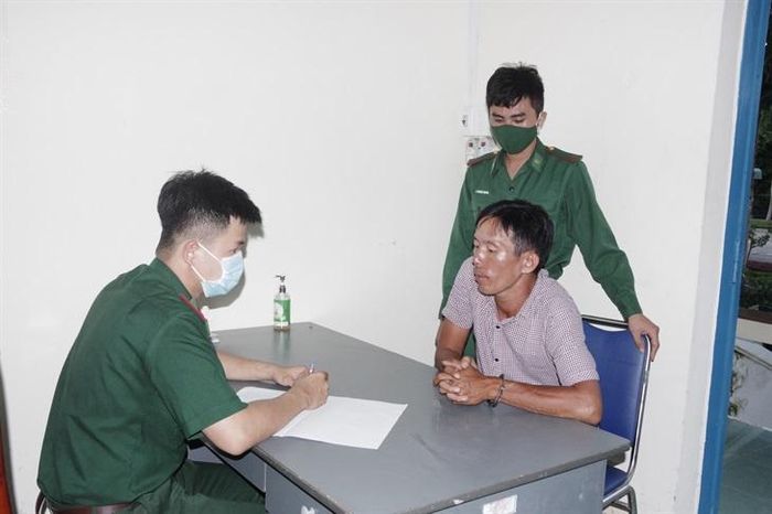 Tổ công tác tiến hành lấy lời khai đối tượng Nguyễn Văn Hiệp. Ảnh: Văn Long