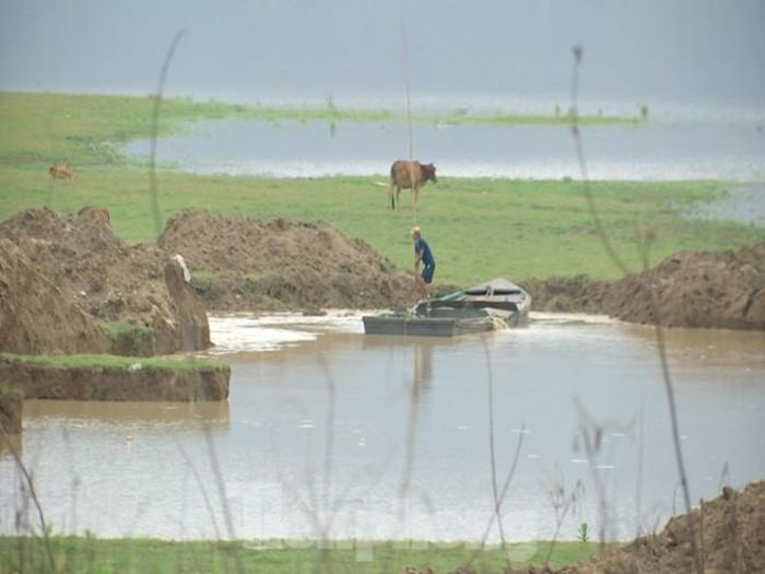 Ghe hút cát công khai ngay đầu nguồn hồ thủy lợi Cam Ranh