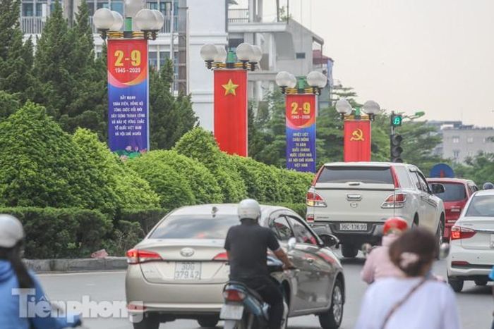 Hàng nghìn tấm băng rôn đỏ treo dọc các tuyến đường chính.