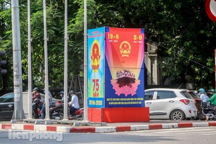 Pano tuyên truyền tại ngã tư đường Thanh Niên, Quán Thánh.
