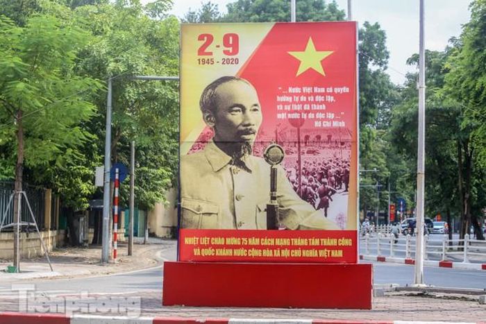 Pano lớn với trích dẫn trong bản Tuyên ngôn Độc lập ngày 2/9/1945.