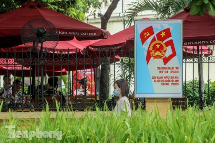 Trước cổng Bảo tàng Lịch sử quân sự Việt Nam, nhiều áp phích tuyên truyền được tuyên truyền tại đây.