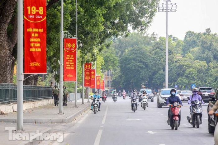 Băng rôn trên đường Độc Lập.