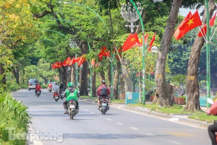  Đường Thanh Niên rực rỡ cờ đỏ phấp phới.