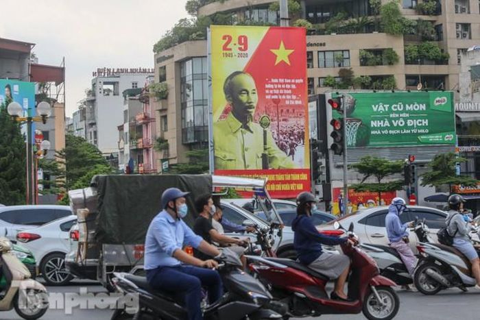 Cụm pano lớn được trang trí tại ngã 5 Xã Đàn-Ô Chợ Dừa.