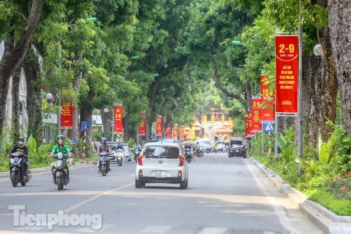 Các pano, áp phích trên các tuyến phố tạo không khí hứng khởi chào mừng các ngày lễ lớn của dân tộc.