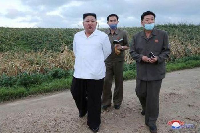 Chủ tịch Kim Jong Un thị sát vùng bị bão ở tỉnh Nam Hwanghae. Ảnh: KCNA/Reuters