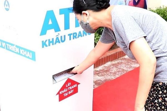 Trong một ngày, mỗi người dân được lấy 3 chiếc khẩu trang từ máy ATM