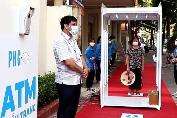 Người dân đến nhận khẩu