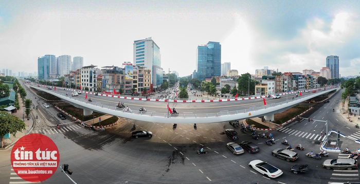 Sau 10 tháng thi công, cầu vượt Nguyễn Văn Huyên-Hoàng Quốc Việt đã chính thức thông xe.