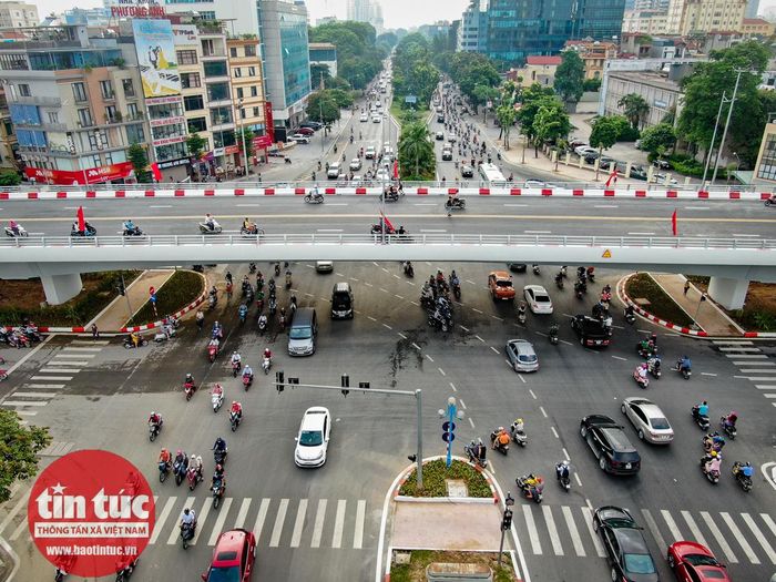 Việc đưa vào sử dụng cầu vượt này giúp giải tỏa ách tắc giao thông tại nút giao Hoàng Quốc Việt-Nguyễn Văn Huyên.