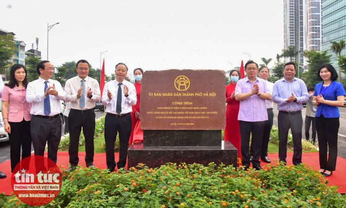 Ủy viên Bộ Chính trị, Bí thư Thành ủy Hà Nội Vương Đình Huệ cùng các đại biểu tại lễ gắn biển "Công trình chào mừng Kỷ niệm 75 năm Quốc khánh 2/9 và Đại hội Đảng bộ Thành phố Hà Nội lần thứ 17".
