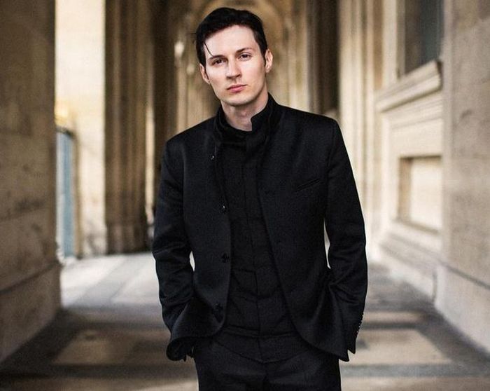 Pavel Durov - tỷ phú Nga, CEO của Telegram - được truyền thông ca tụng như một Zuckerberg ở xứ bạch dương. Ngoài khối tài sản kếch xù và đầu óc kinh doanh thiên tài, Durov còn gây chú ý bởi vẻ ngoài thu hút. Mới đây, trang QQ có bài viết nói về phong cách thời trang của doanh nhân 35 tuổi. "Anh ấy có đôi mắt u buồn, thích diện những bộ đồ toàn đen. Đó là phong cách riêng của Durov. Vị tỷ phú trẻ mang nét đẹp châu Âu và chút điển trai kiểu Trung Quốc", trang này bình luận. Ảnh: @durov.