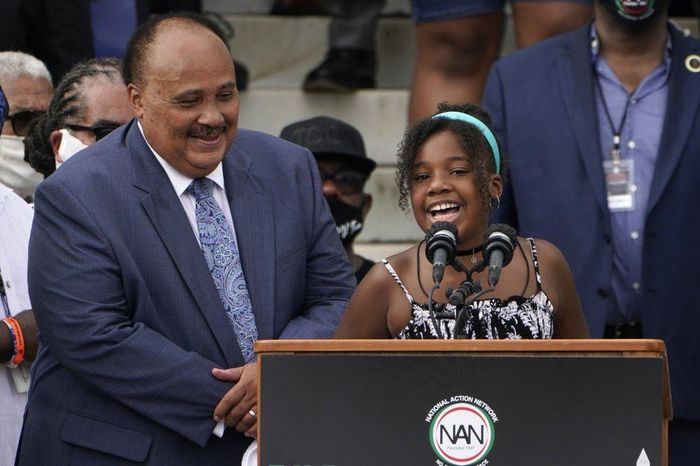 57 năm sau lễ diễu hành năm 1963, con trai của ông, Martin Luther King III, tiếp tục phát biểu đầy nhiệt huyết trên bậc thềm của Đài Tưởng niệm Lincoln. Trong ảnh là Martin Luther King III và con gái, Yolanda Renee King. Ảnh: AP.