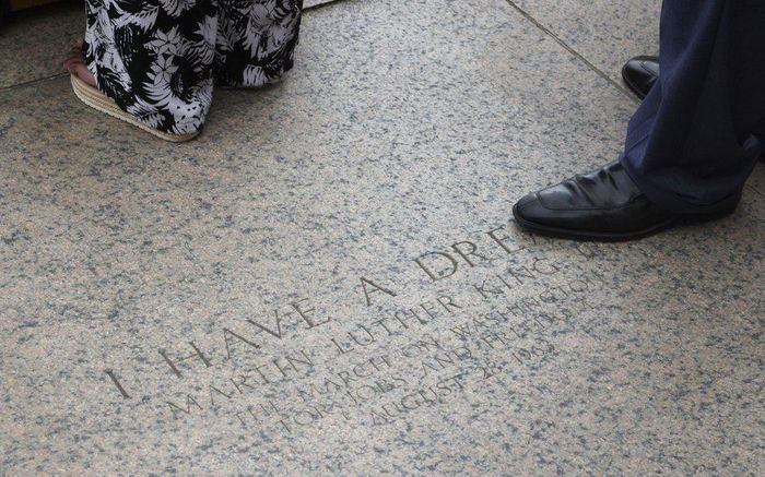 Trong cuộc tuần hành lịch sử ngày 27/8/1963, cố mục sư Martin Luther King Jr. đã đọc bài diễn văn nổi tiếng: “Tôi có một ước mơ”. Ông mong muốn người da màu và người da trắng có thể chung sống hòa thuận, bình đẳng trong tương lai. Ảnh: AP.
