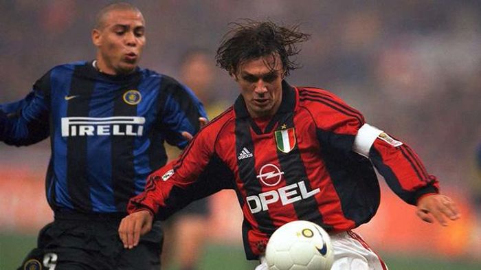 Ronaldo và Maldini chạm trán trong một trận derby Milano