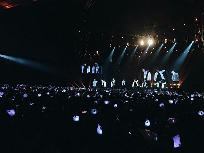 BTS trong chuyến lưu diễn "The Wings" tại Jakarta, Indonesia năm 2017