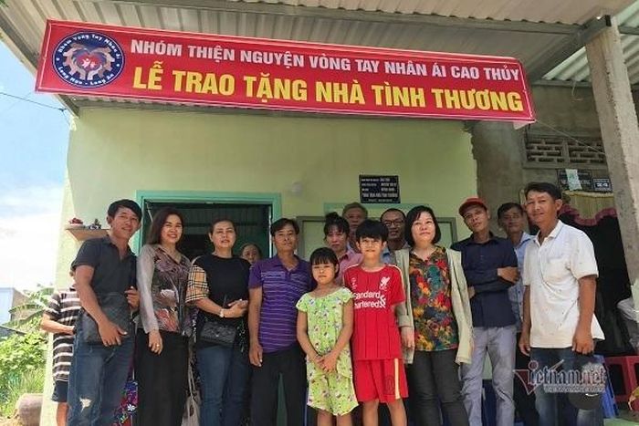 Ngoài số tiền do bạn đọc ủng hộ để trả nợ, gia đình chị Giang còn được hỗ trợ để xây căn nhà mới cao ráo, khang trang. (Ảnh: Cao Thủy)