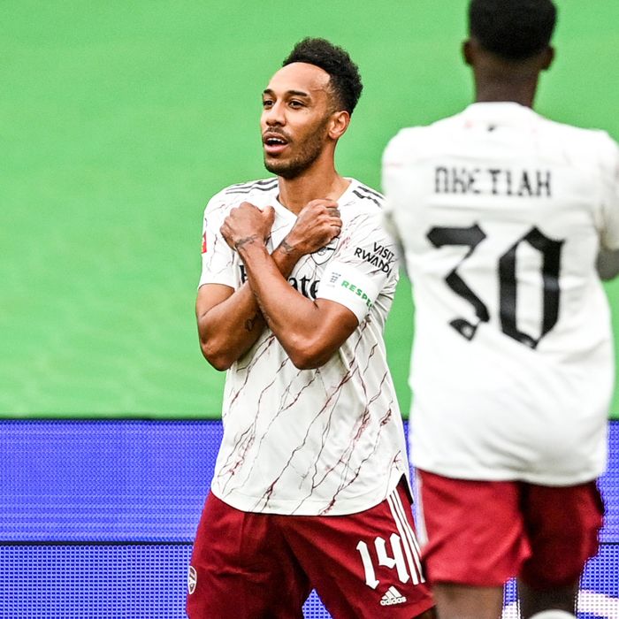 Aubameyang ăn mừng bàn mở tỷ số