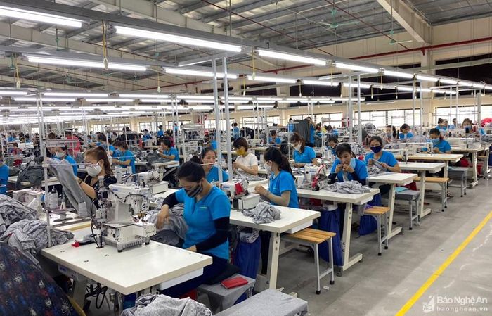 Công nhân may tại Nhà máy dệt may Nghi Lâm. Ảnh: Nguyễn Hải
