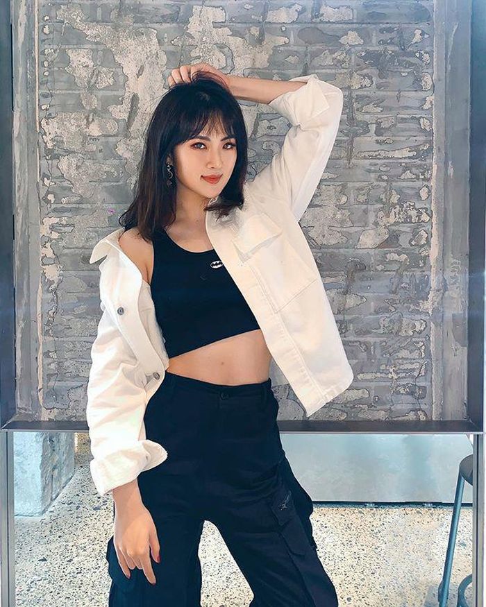 Annabel Yao rạng rỡ ở độ tuổi 22. Phong cách thời trang đơn giản giúp cô nàng trẻ trung đúng với tuổi thật và luôn trông tràn đầy sức sống.
