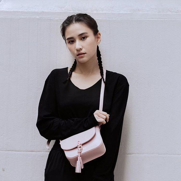 Mặt mộc hoặc trang điểm nhẹ giúp ái nữ nhà vua sòng bài trông trẻ trung và vô cùng tự nhiên.