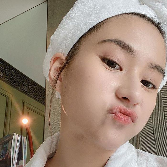 Đến mặt mộc cũng rạng ngời, không tì vết. Cô nàng sở hữu làn da trắng sáng mịn màng như búng ra sữa.