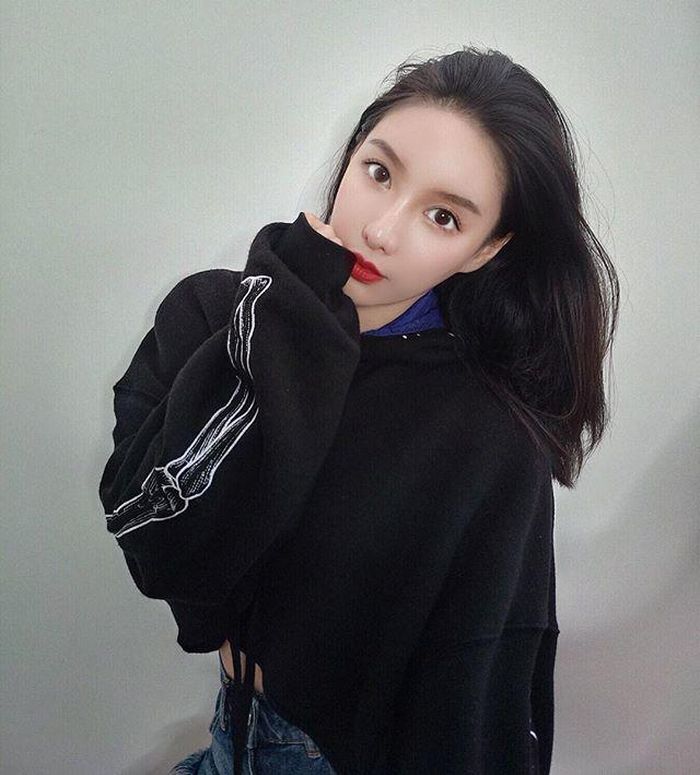 Cô nàng sở hữu gương mặt xinh như búp bê với cằm Vline, đôi mắt to tròn và sống mũi cao.